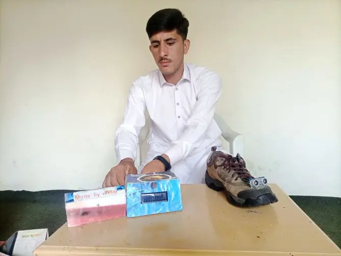 سوات کے 17 سالہ طالبعلم نے بینائی سے محروم افراد کیلئے سمارٹ شوز ایجاد کرلئے