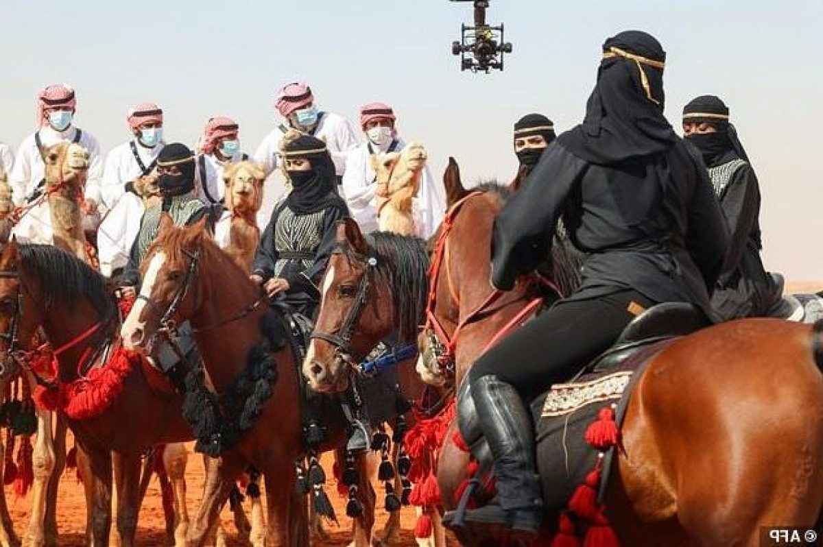 سعودی عرب میں پہلی بار خواتین کا اونٹ مقابلہ حسن شروع