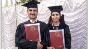پشاور: باپ اور بیٹی نے ایک ساتھ پی ایچ ڈی کی ڈگری حاصل کر لی