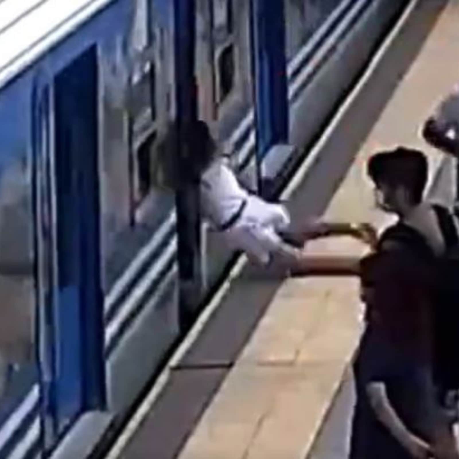 چلتی ٹرین کے نیچے آنے والی لڑکی معجزانہ طور پر  زندہ بچ گئی، ویڈیو سوشل میڈیا پر وائرل